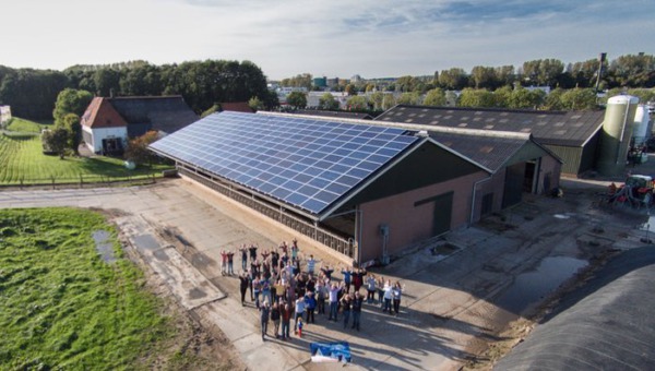 Rijn en IJssel energiecoöperatie viert de oprichting bij het zonnedak op zuivelboerderij IJsseloord