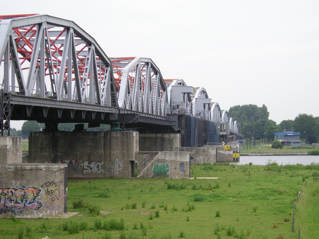 Brug bij stuw Grave. De plek waar een waterkrachtcentrale kan komen.