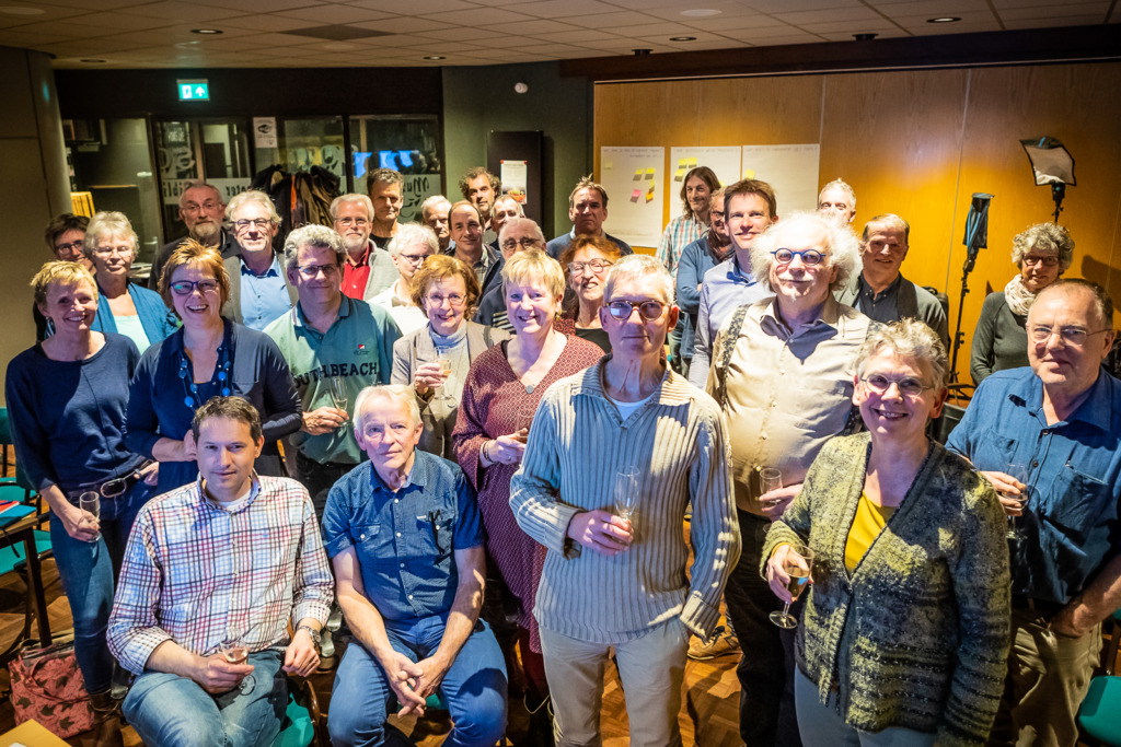 Groepsfoto van inwoners uit Heumen bij de oprichting van hun nieuwe coöperatie