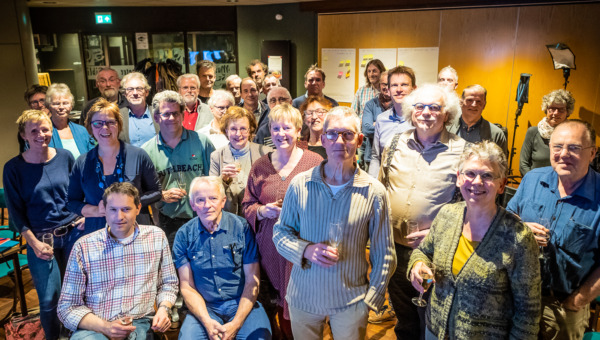Groepsfoto van inwoners uit Heumen bij de oprichting van Energiecoöperatie
