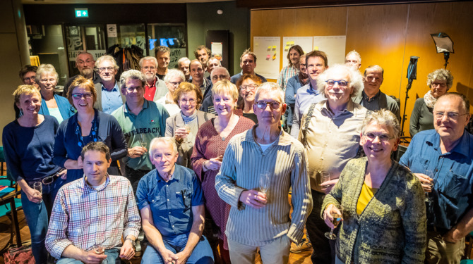 Groepsfoto van inwoners uit Heumen bij de oprichting van Energiecoöperatie