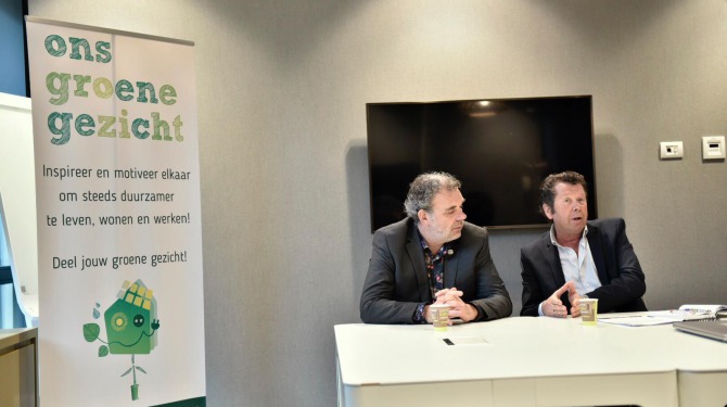 Pim de Ridder (Wind in Wijchen) en wethouder Titus Burgers bij de persconferentie over windmolens Wijchen