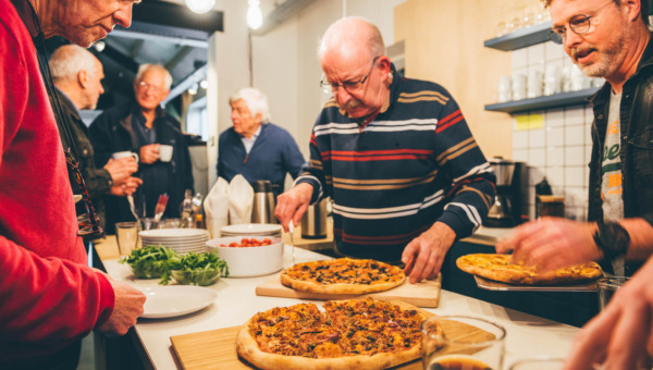Inwoners krijgen pizza bij brainstorm over campagne zonnepark De Grift