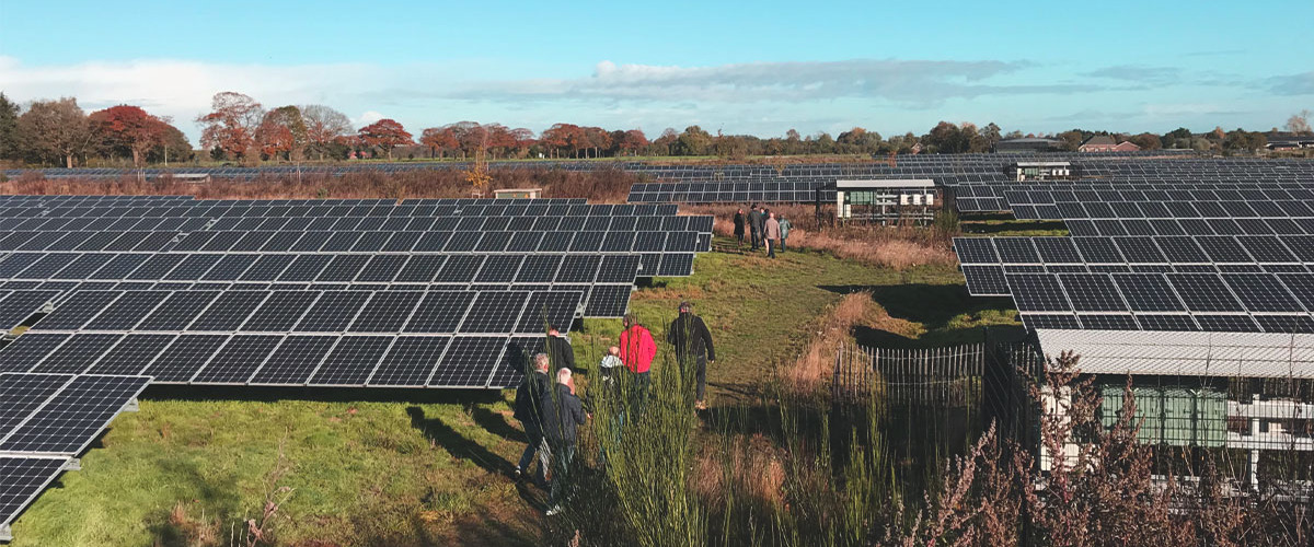 Burgers uit Nijmegen doen inspiratie op bij een zonnepark in Apeldoorn