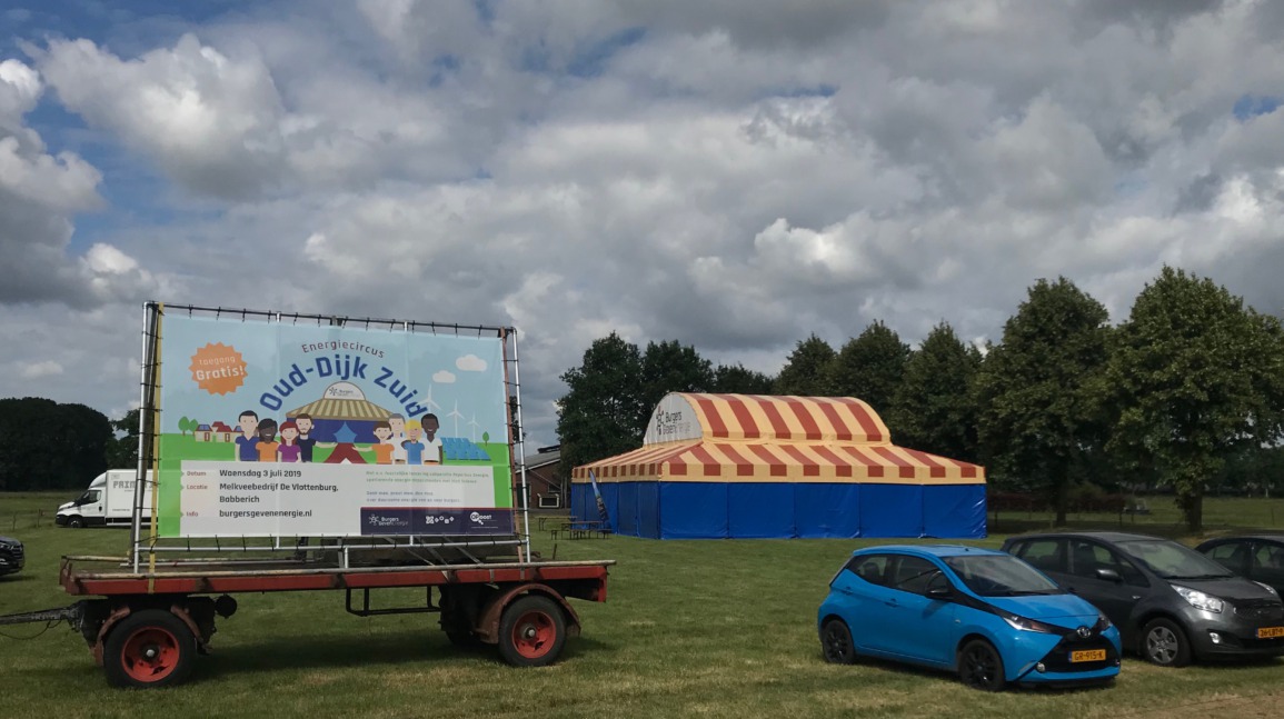 Foto van het Energiecircus op de boerderij in Oud-Dijk Zuid op 3 juli