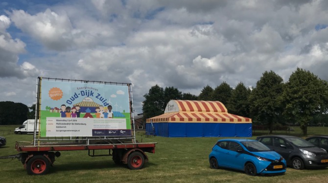 Foto van het Energiecircus op de boerderij in Oud-Dijk Zuid op 3 juli