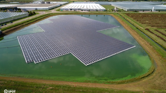 Luchtfoto van het drijvende zonnerpark op het gietwaterbassin in Bergerden, bij Huissen.
