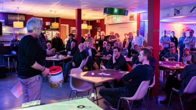 Een volle zaal met buurbewoners in Kulturhus de Borg tijdens de meetup van Peperbus Energie
