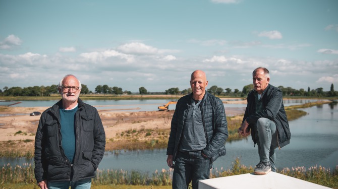 Initatiefnemers van drijven zonnepark Carvium Novum bij Lobith