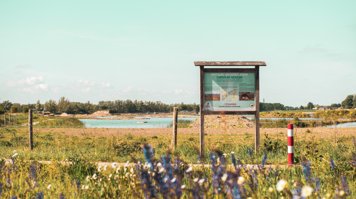Welkomstbord van natuurpark Carvium Novum bij Lobith. De plek waar in de toekomst natuur en zonne-energie hand in hand zal gaan.