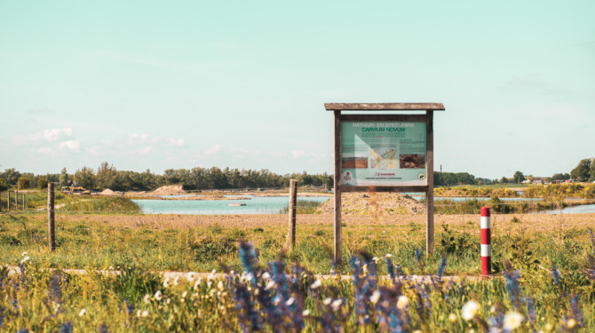 Welkomstbord van natuurpark Carvium Novum bij Lobith. De plek waar in de toekomst natuur en zonne-energie hand in hand zal gaan.