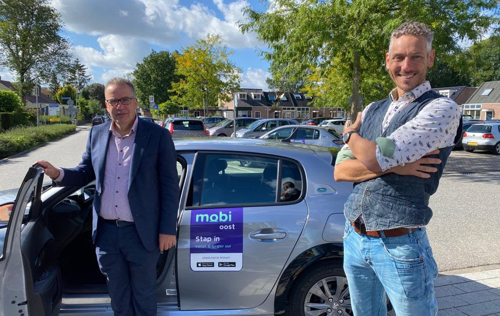 Jeroen ter Heurne bij de eerste deelauto
